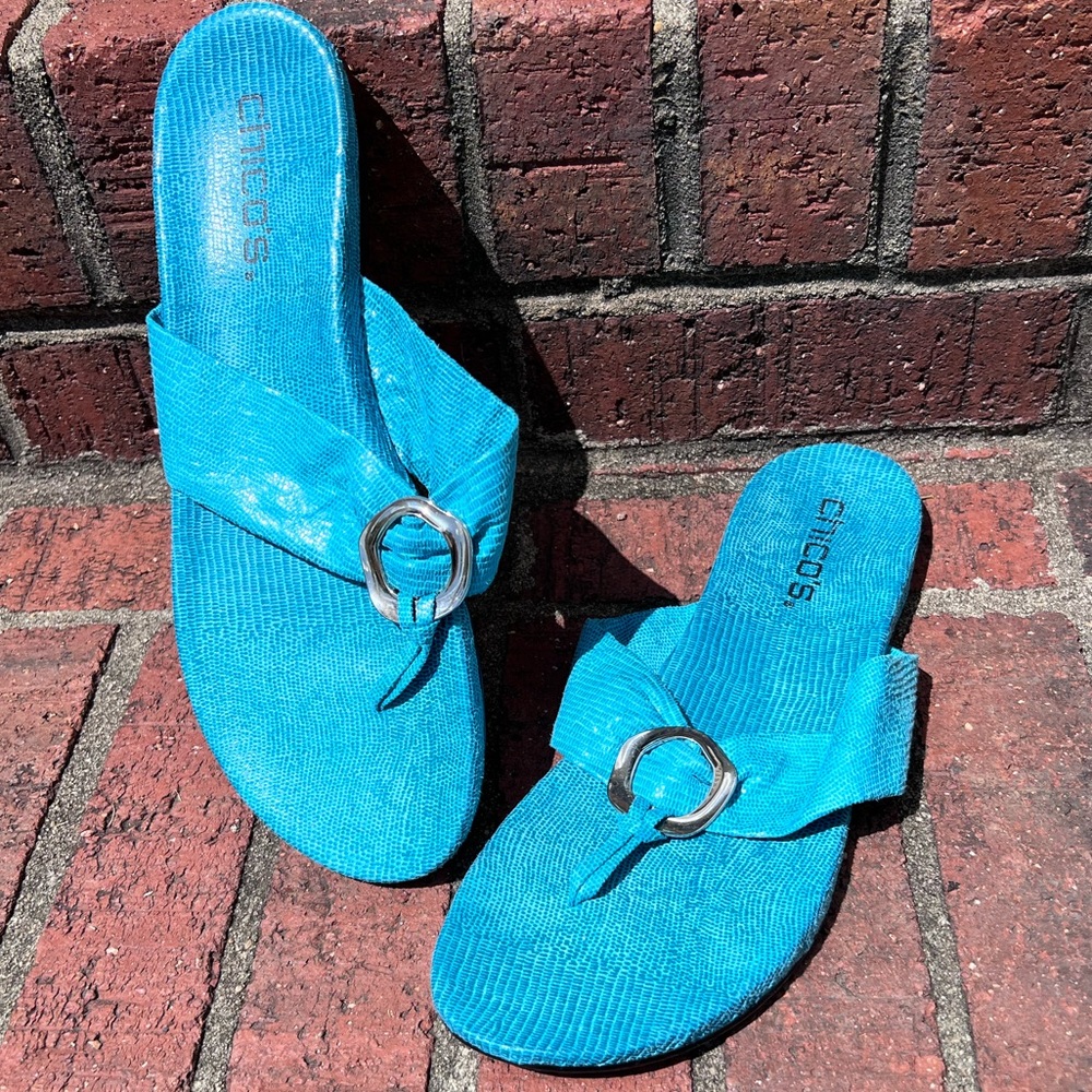 Chico’s circuitry blue lizard thong sandals. Size 8
